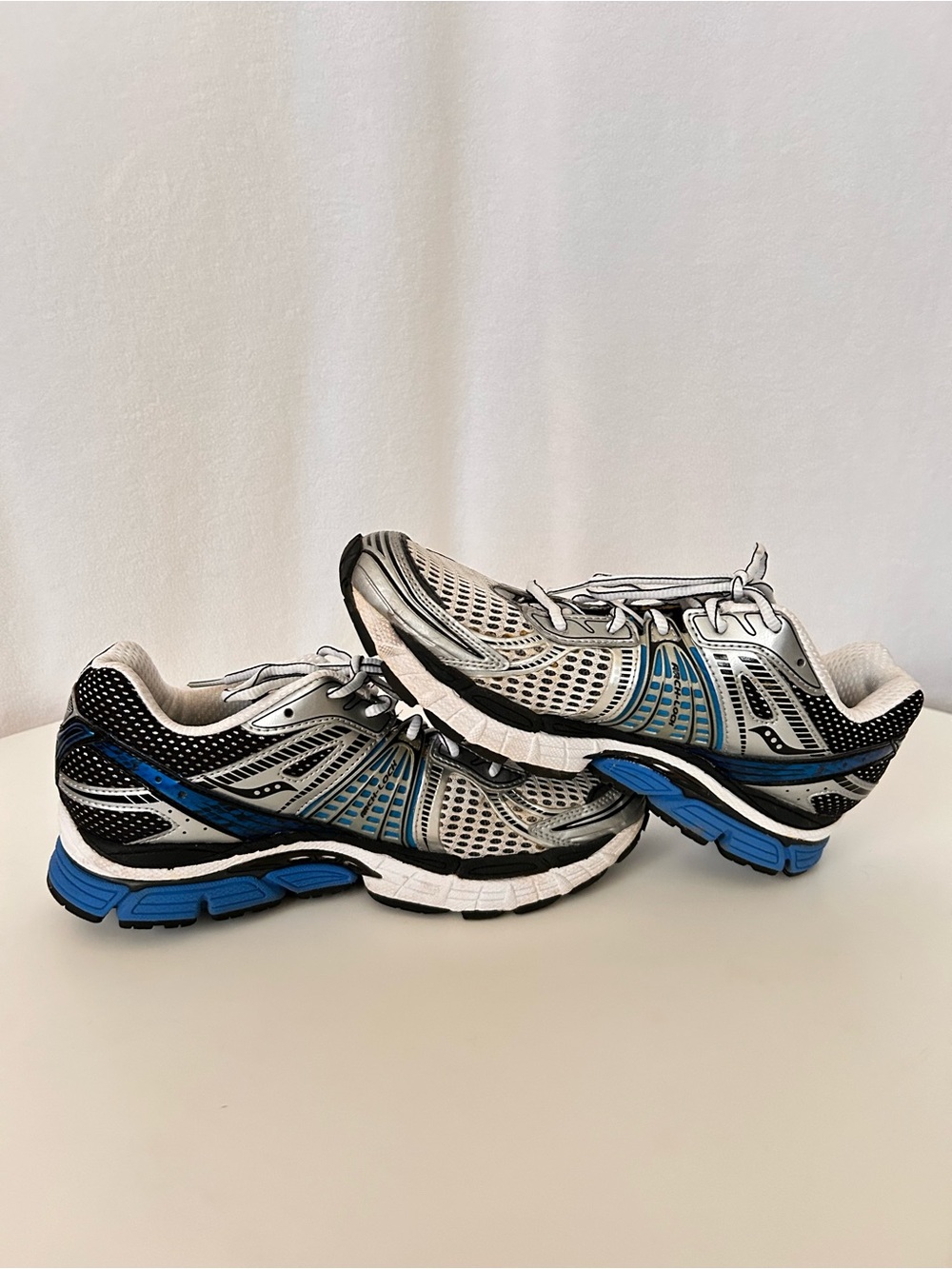 Saucony Men’s White, Black and Blue Running Sneakers - Picture 5 of 9